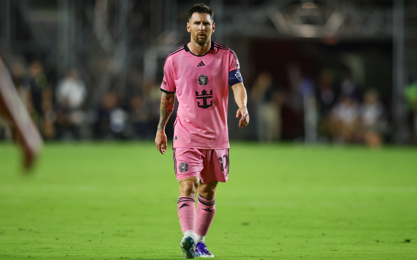 a-multa-que-pagaria-a-garota-que-entrasse-em-campo-para-tirar-foto-com-messi