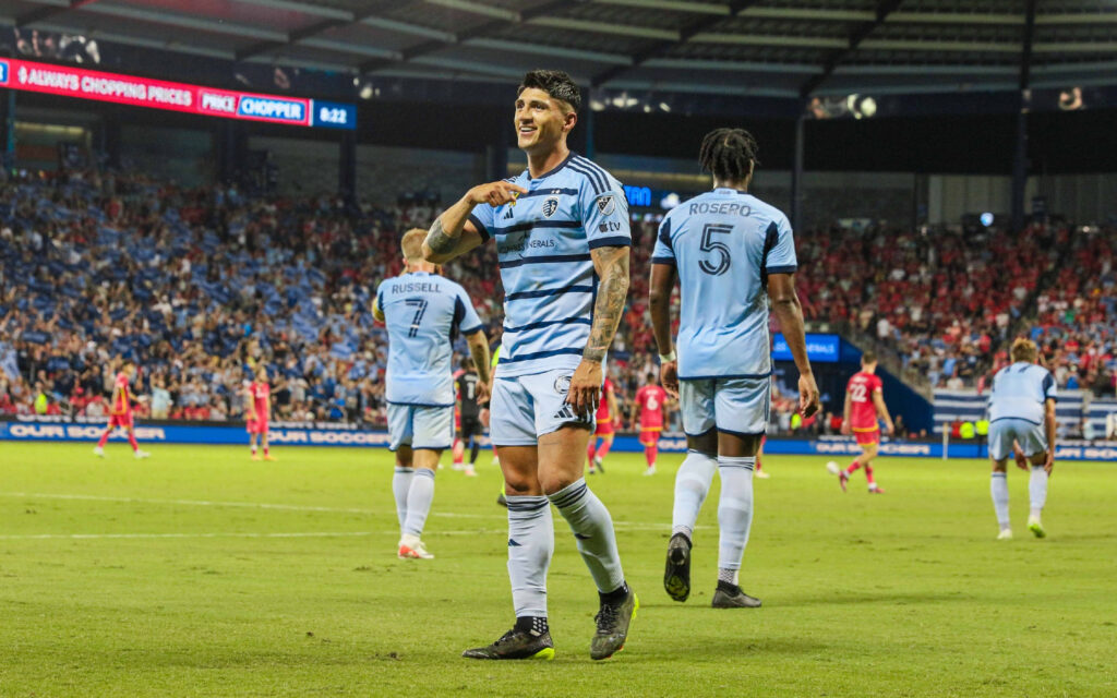 alan-pulido-mostra-a-camisa-de-lionel-messi-apos-derrota-para-o-inter-miami
