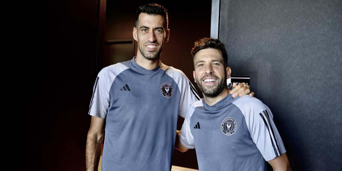 ele-se-coloca-aos-pes-de-jordi-alba-e-sergio-busquets