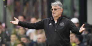 'tata'-martino,-muito-critico:-“faltou-um-bom-arbitro-no-jogo”