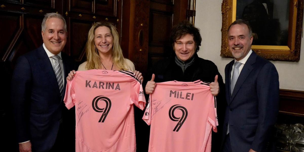 inter-miami-da-a-milei-uma-camisa-assinada-por-messi