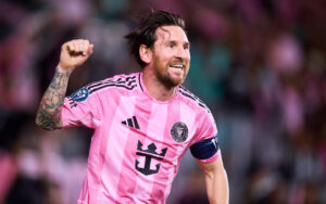 presente-unico!-lionel-messi-recebe-a-camisa-da-equipe-mexicana