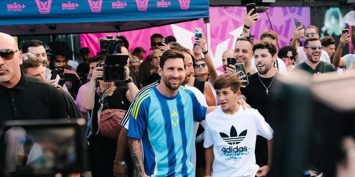 messi-e-exibido-em-publico,-mas-esta-em-silencio-sobre-seu-futuro