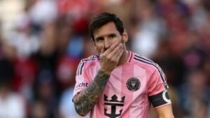 messi-e-o-anfitriao-de-barca-e-os-deixam-quase-sem-um-titulo