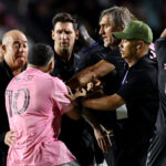 um-caos!-messi-sofre-uma-entrada-durante-visita-do-inter-miami-a-porto-rico