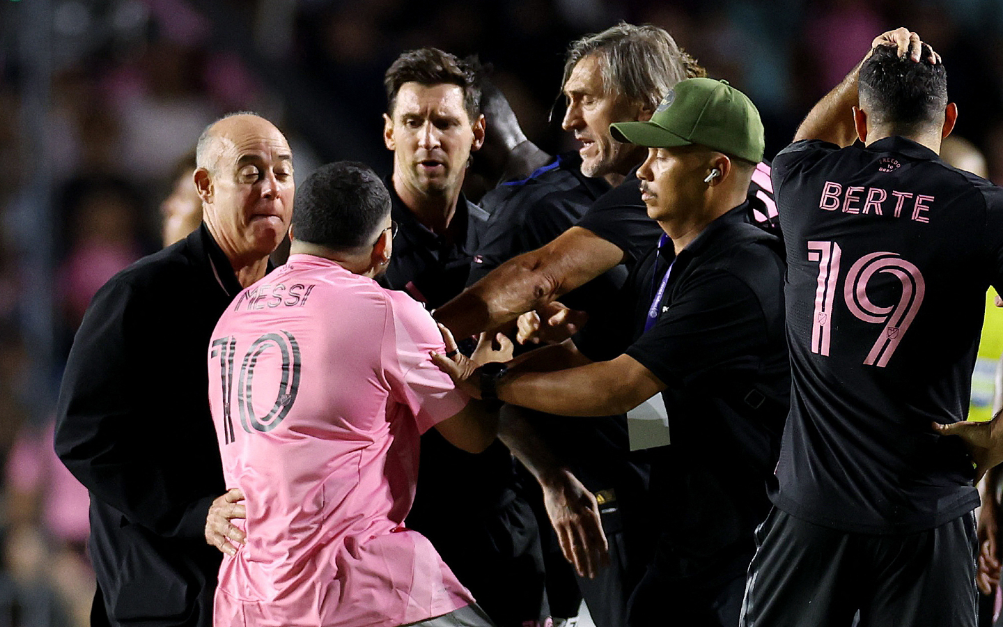um-caos!-messi-sofre-uma-entrada-durante-visita-do-inter-miami-a-porto-rico
